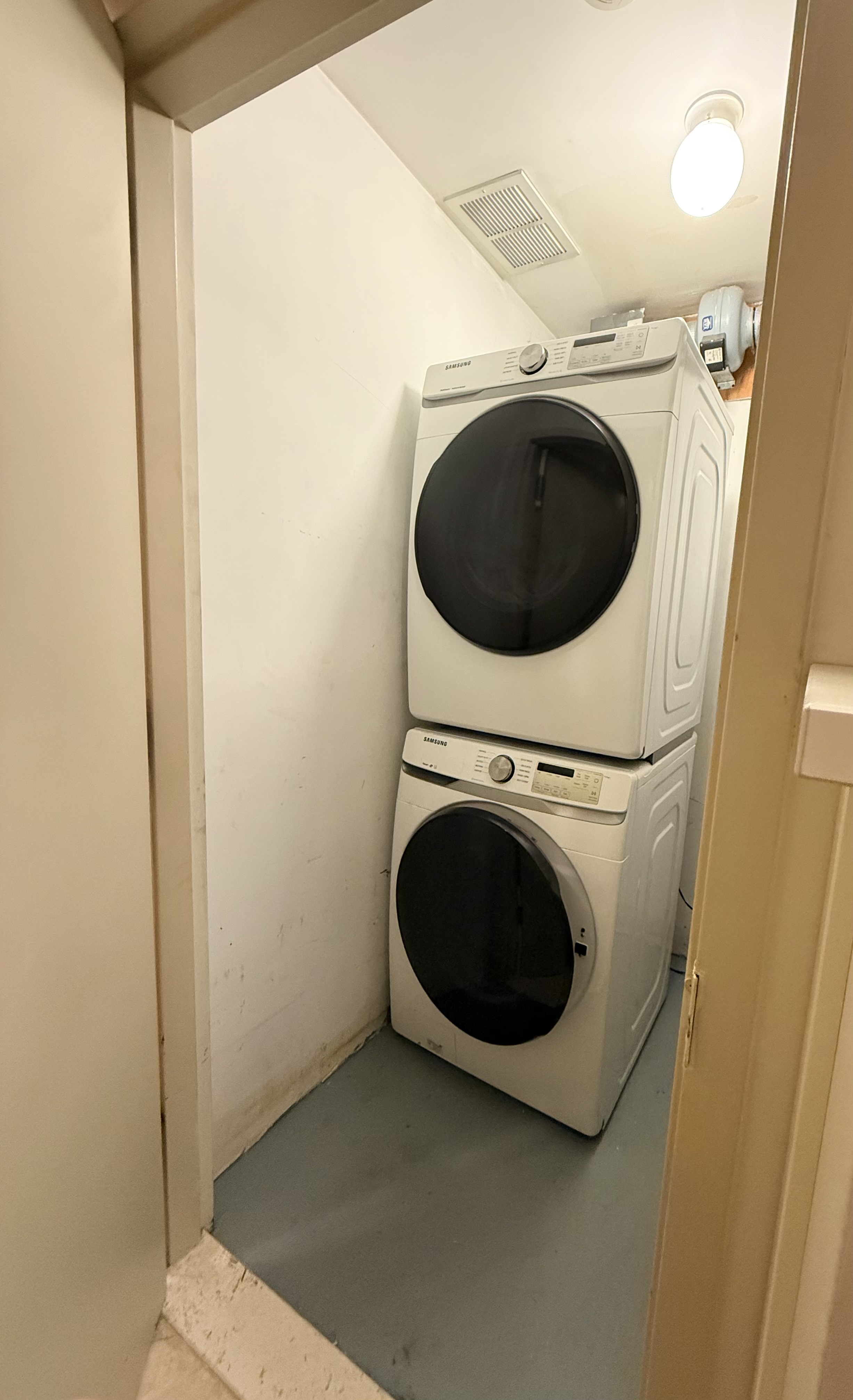 335 Warren Street, Unit 102 Brooklyn, NY 11201 - Photo 18 of 20 a utility room with dryer and washer