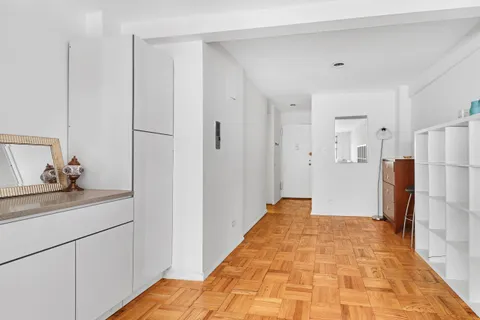 $499,000 | 241 East 76th Street, Unit 6B | Lenox Hill