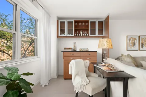 $899,000 | 360 West 22nd Street, Unit 5H | Chelsea