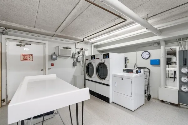 $2,400 | 57 Broadlawn Park, Unit 11B, Chestnut Hill, MA 02467