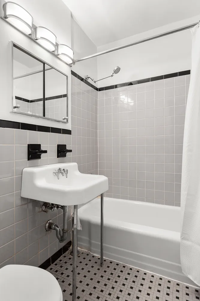 $3,950 | 25 West 13th Street, Unit 3JS | Greenwich Village