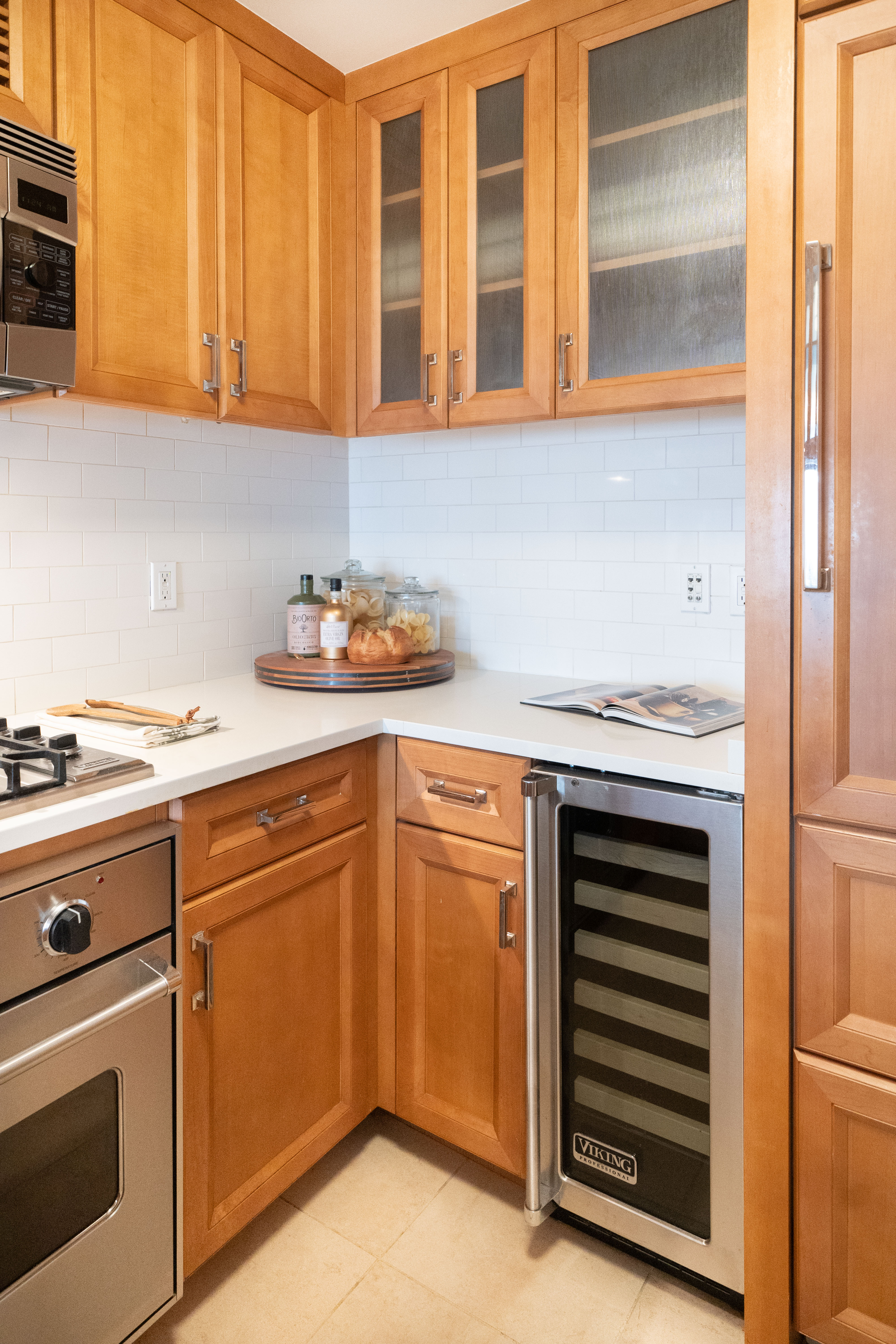 205 East 85th Street, Unit G10 Manhattan, NY 10028 - Photo 6 of 27 a kitchen with a stove and a cabinets