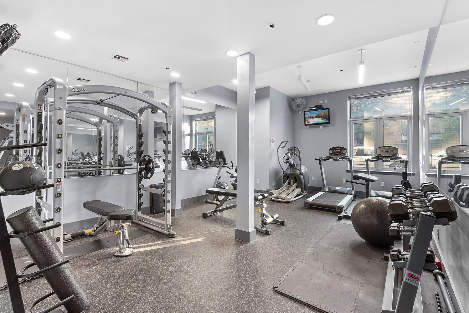 390 Lorimer Street, Unit 3H Brooklyn, NY 11206 - Photo 9 of 13 a view of a room with gym equipment