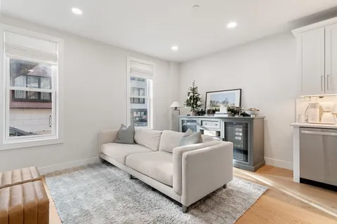 $725,000 | 202 Maverick Street, Unit 106, Boston, MA 02128