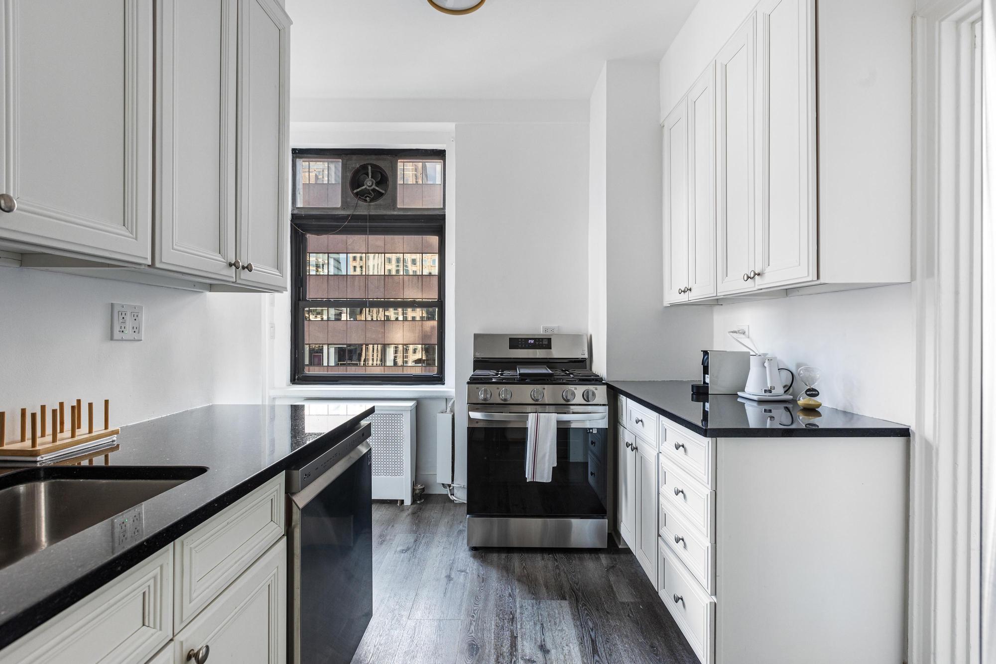 111 East 56th Street, Unit 2100 Manhattan, NY 10022 - Photo 19 of 45