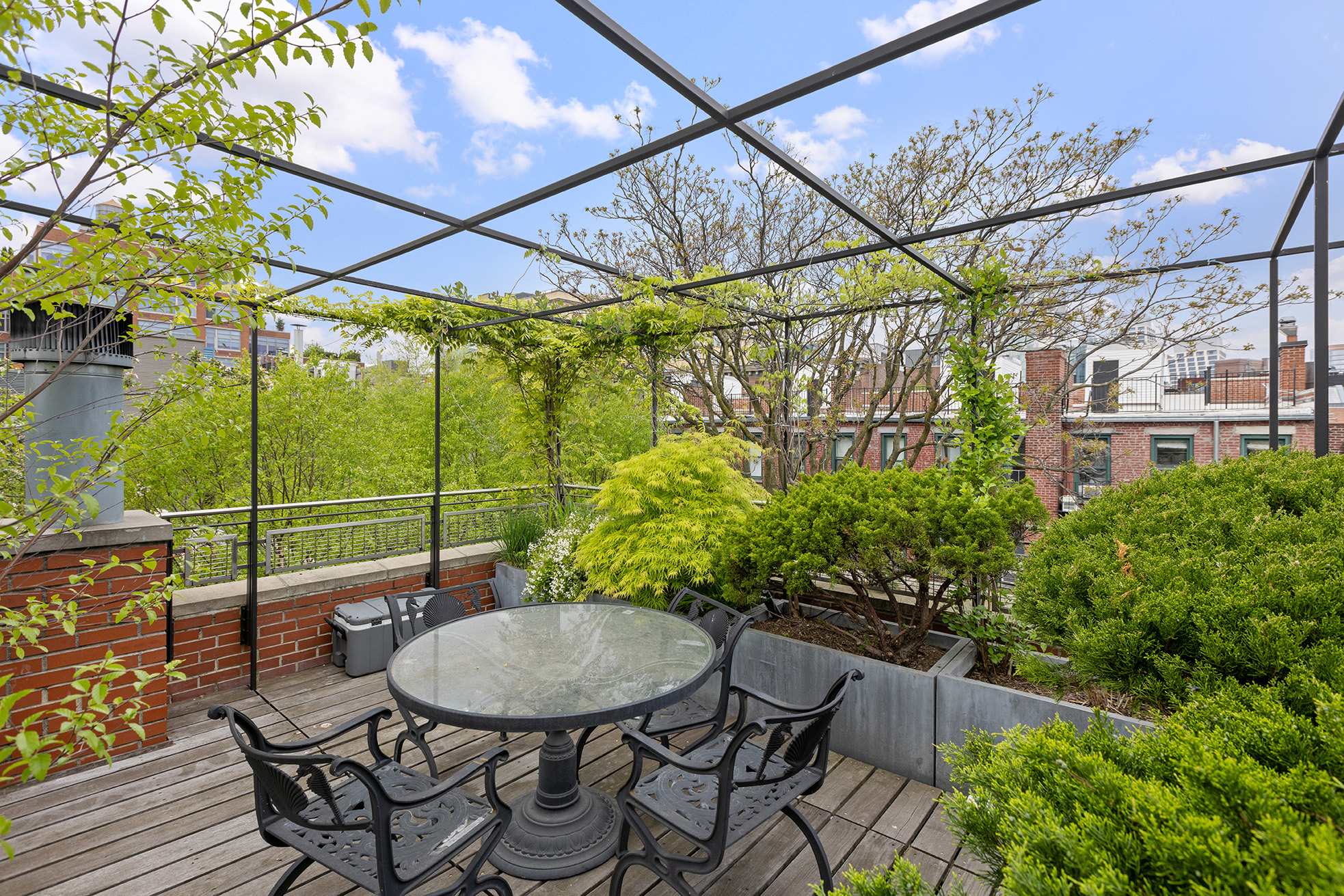 83 Jane Street, Unit TH1 Manhattan, NY 10014 - Photo 25 of 29 a backyard with a table and chairs