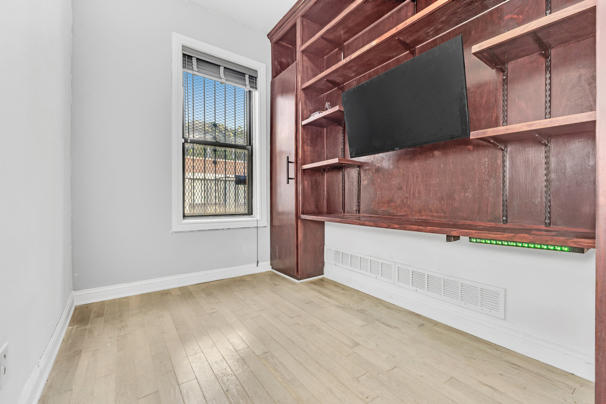 521 Dean Street, Unit 9 Brooklyn, NY 11217 - Photo 8 of 12 a view of an empty room