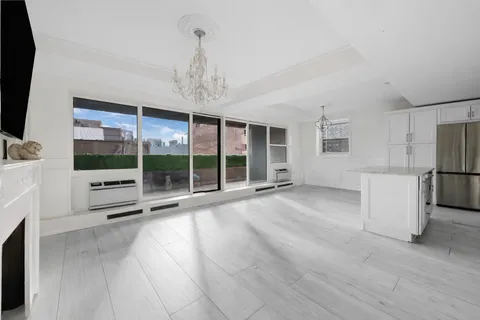 $1,250,000 | 350 East 62nd Street, Unit PHD | Lenox Hill