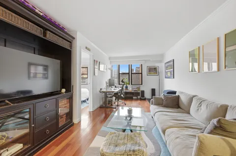 $650,000 | 201 East 21st Street, Unit 11H | Gramercy