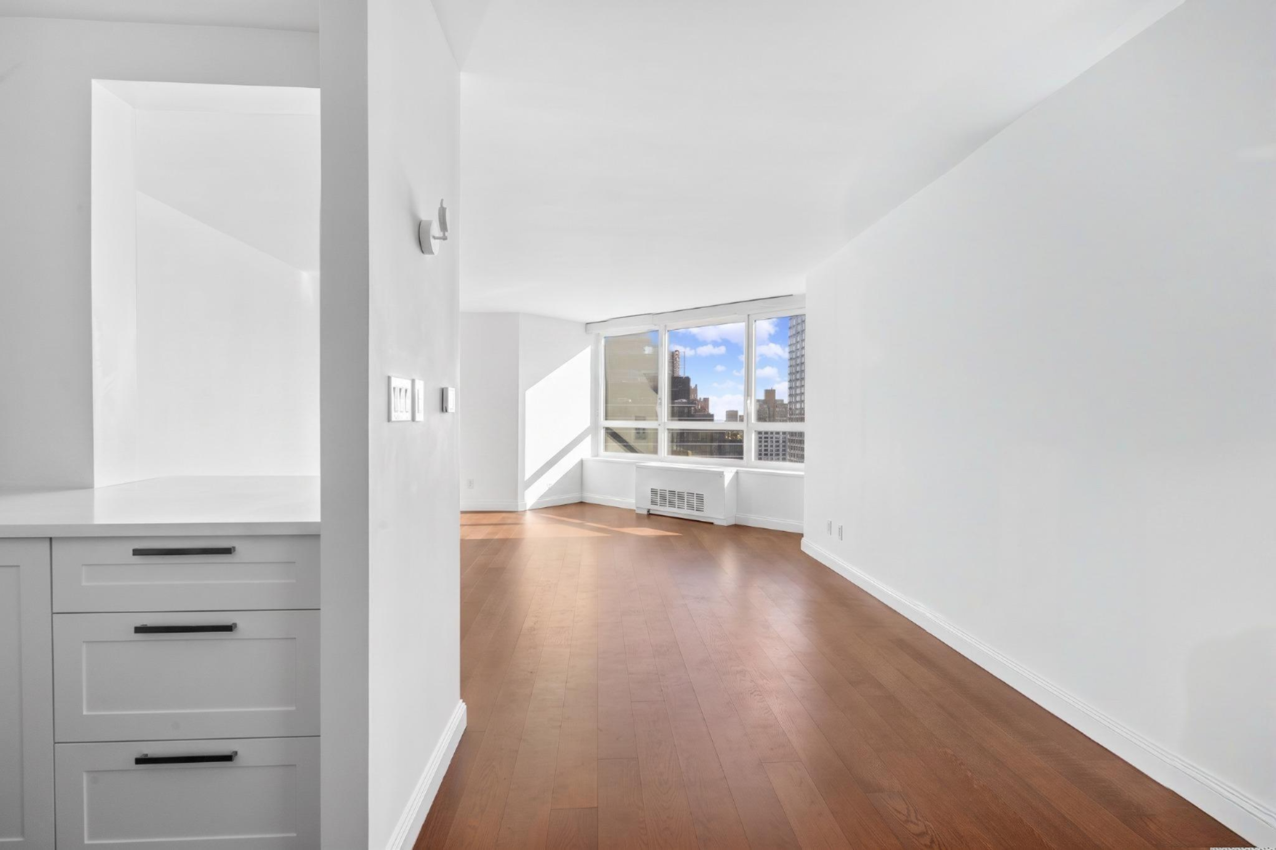 200 East 94th Street, Unit 2911 Manhattan, NY 10128 - Photo 4 of 20