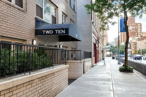 $425,000 | 210 East 63rd Street, Unit 11F | Lenox Hill