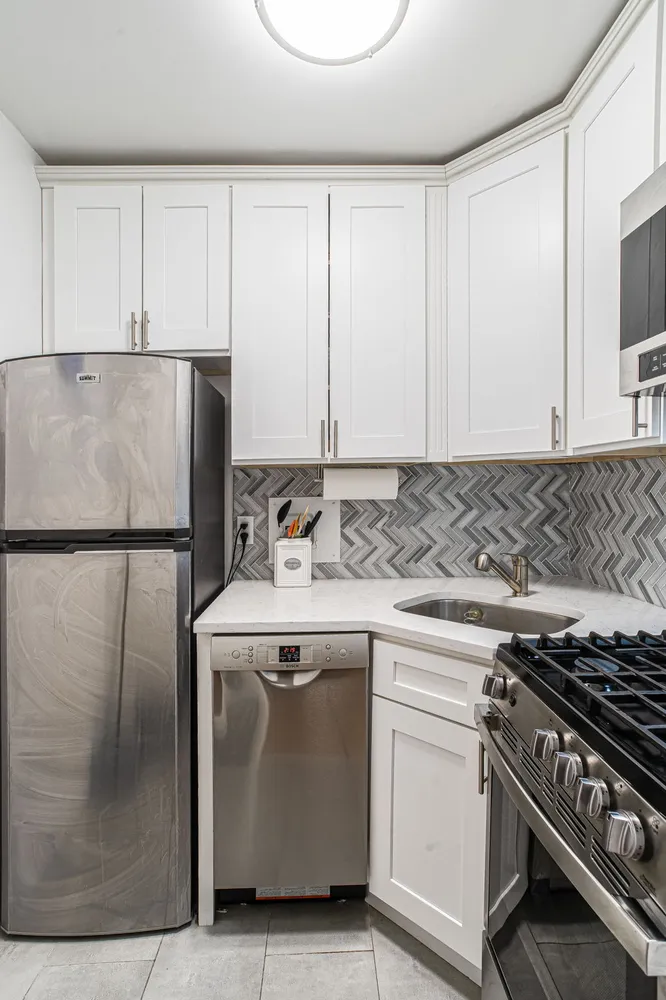 $3,250 | 321 East 48th Street, Unit 8K | Midtown East