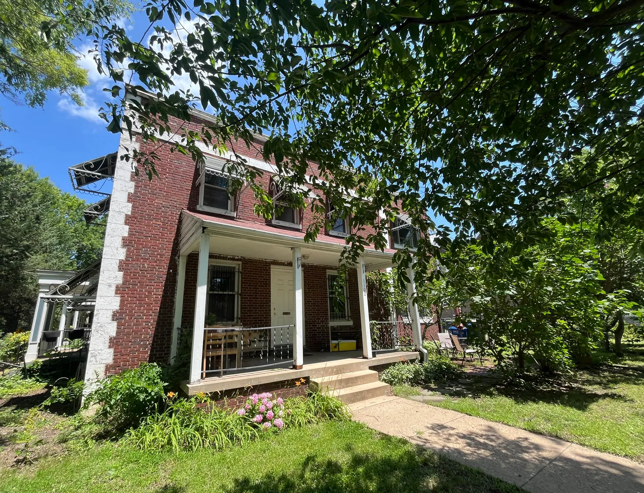a view of a yard in front of house