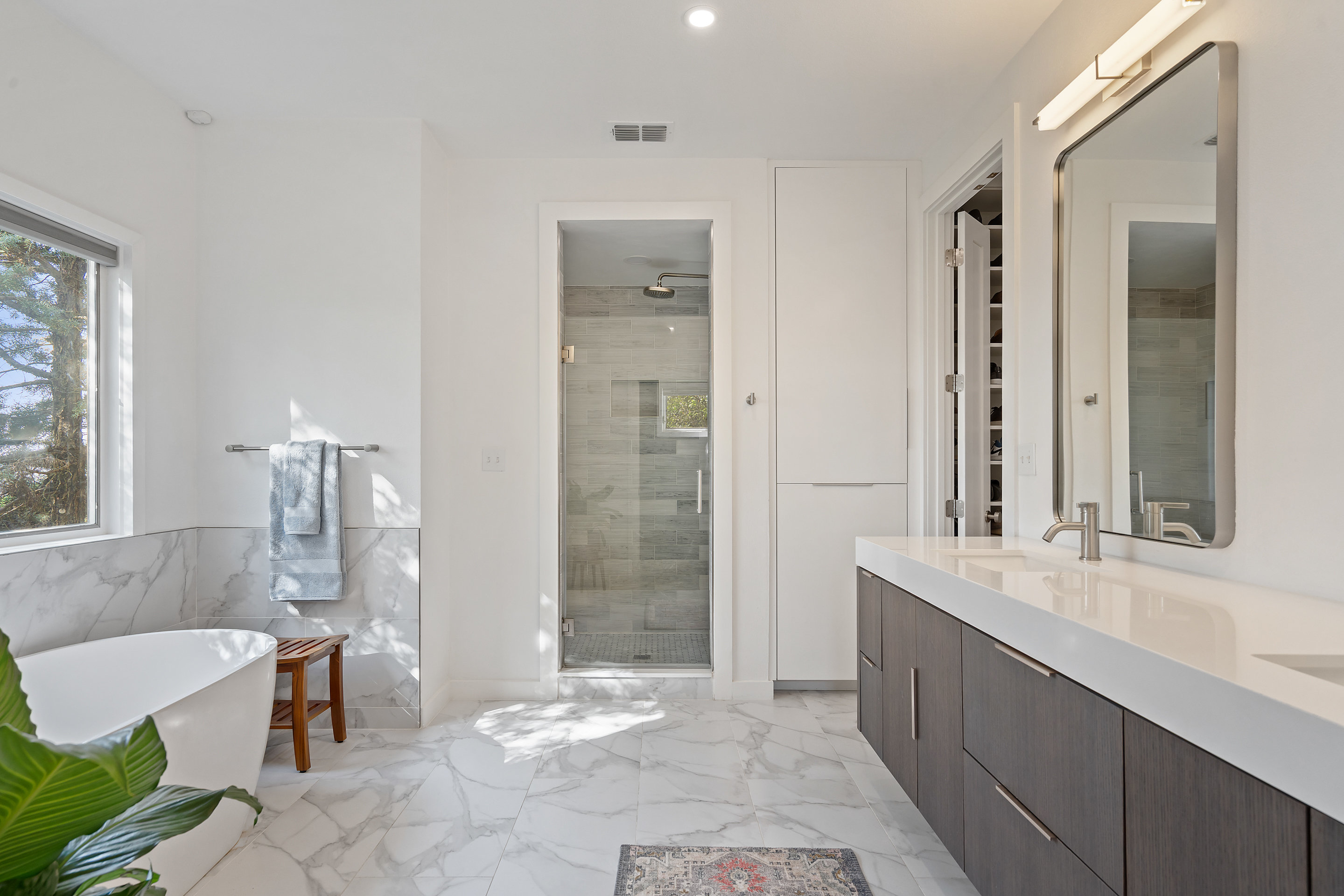 5319 Backtrail Drive Austin, TX 78731 - Photo 26 of 35 a spacious bathroom with a bathtub sink and mirror