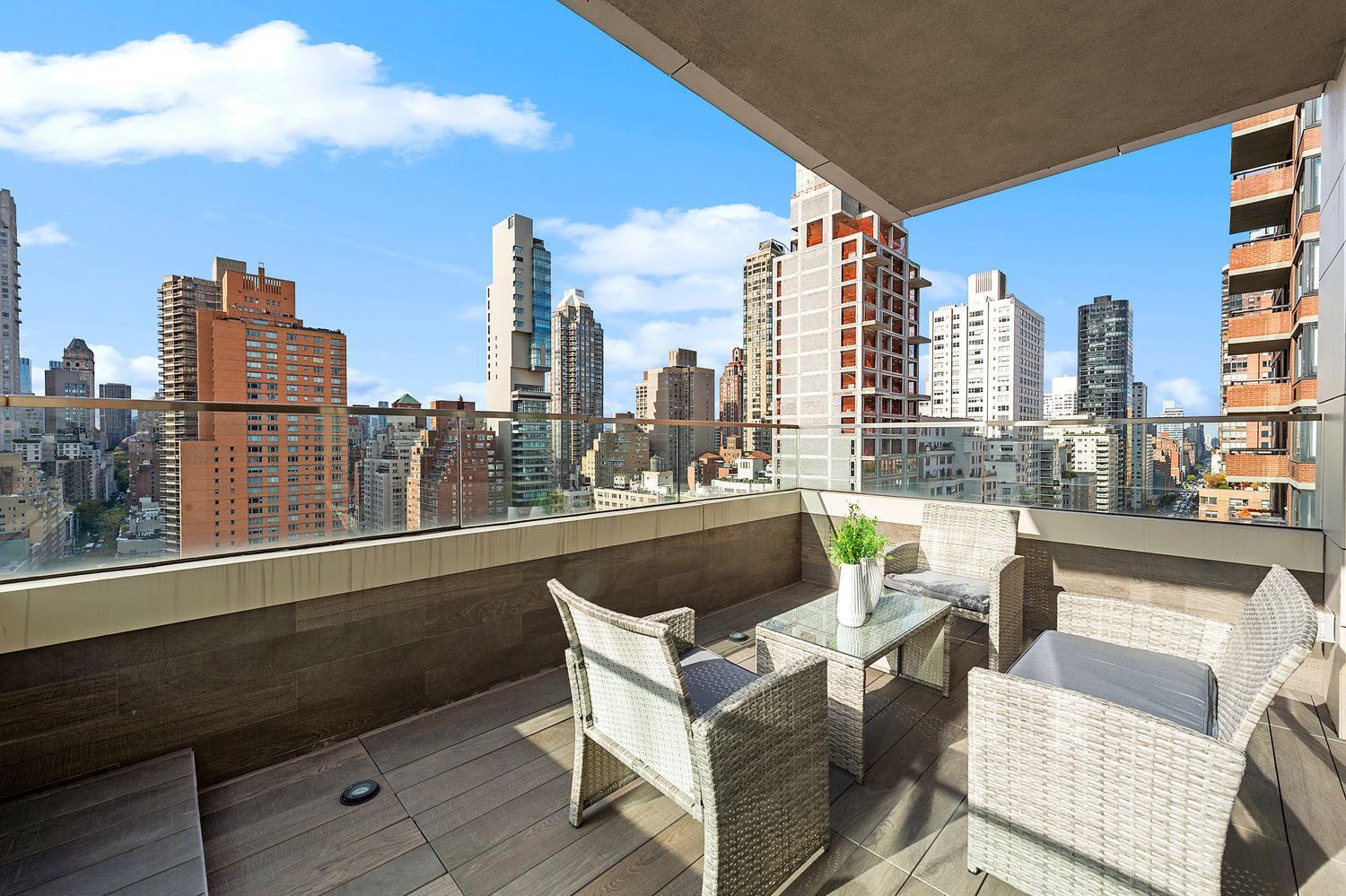 301 East 61st Street, Unit 16A Manhattan, NY 10065 - Photo 13 of 17 Gallery Image 13