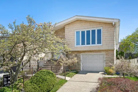 $995,000 | 29 Athena Place | Todt Hill
