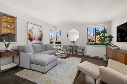 $875,000 | 445 West 19th Street, Unit 8H | Chelsea