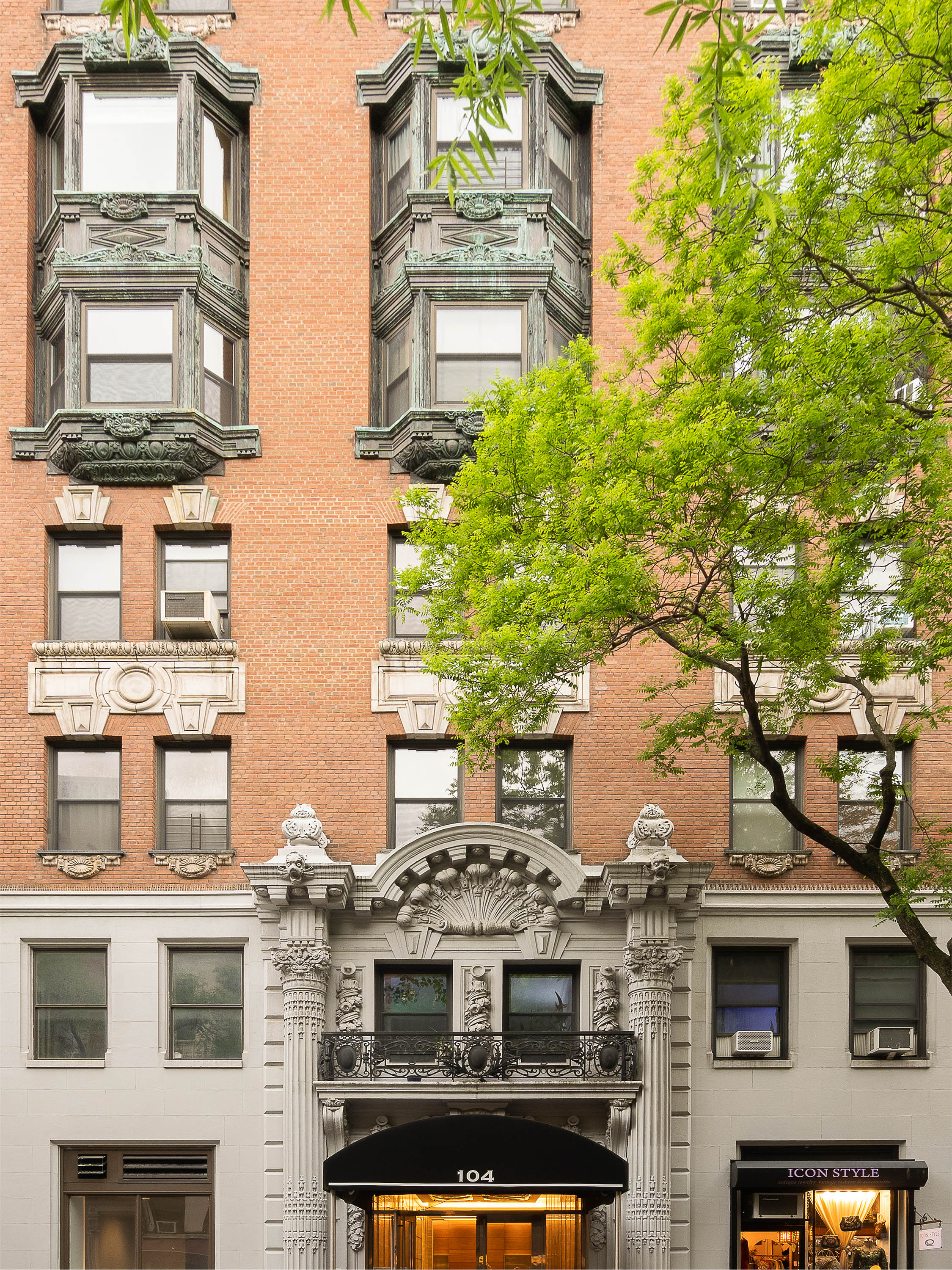 104 West 70th Street, Unit PH Manhattan, NY 10023 - Photo 16 of 17 front view of a building