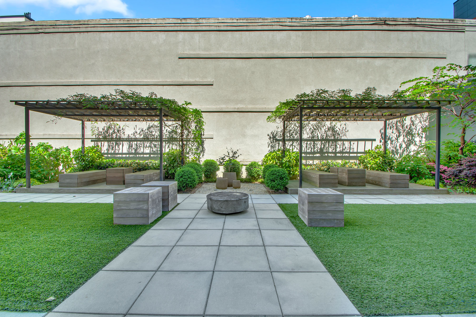 101 North 5th Street, Unit 5A Brooklyn, NY 11249 - Photo 21 of 26 a building view with a garden space