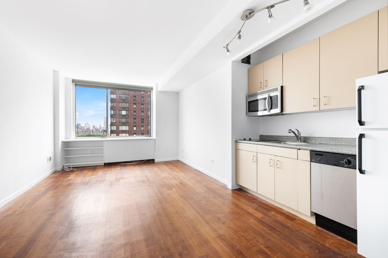 111 West 67th Street, Unit 24L Manhattan, NY 10023 - Photo 4 of 6 Gallery Image 4