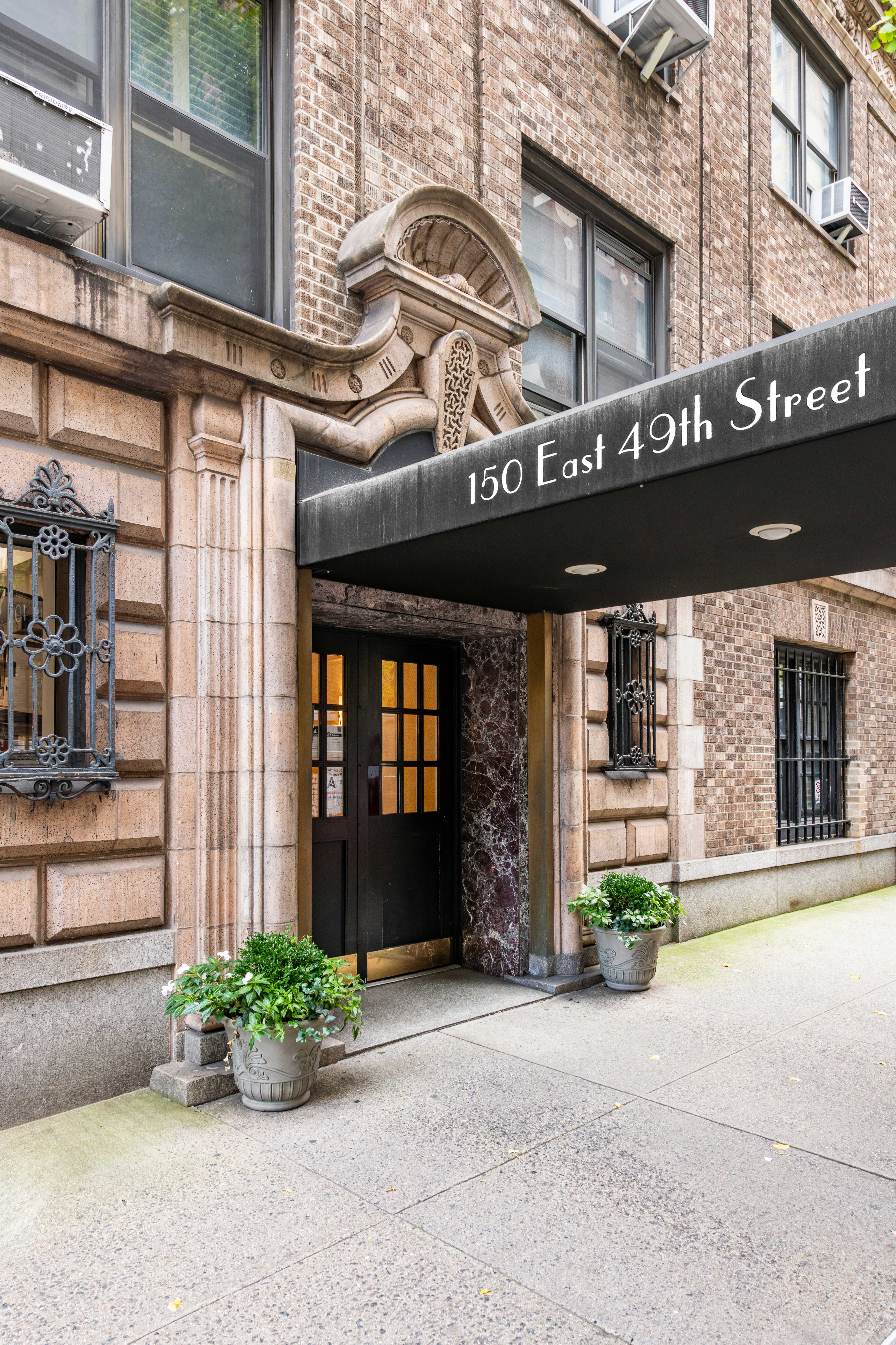 150 East 49th Street, Unit 9D Manhattan, NY 10017 - Photo 8 of 11 front view of a building