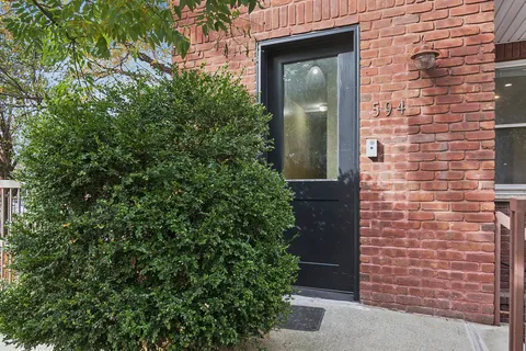 a picture of a very nice looking city building