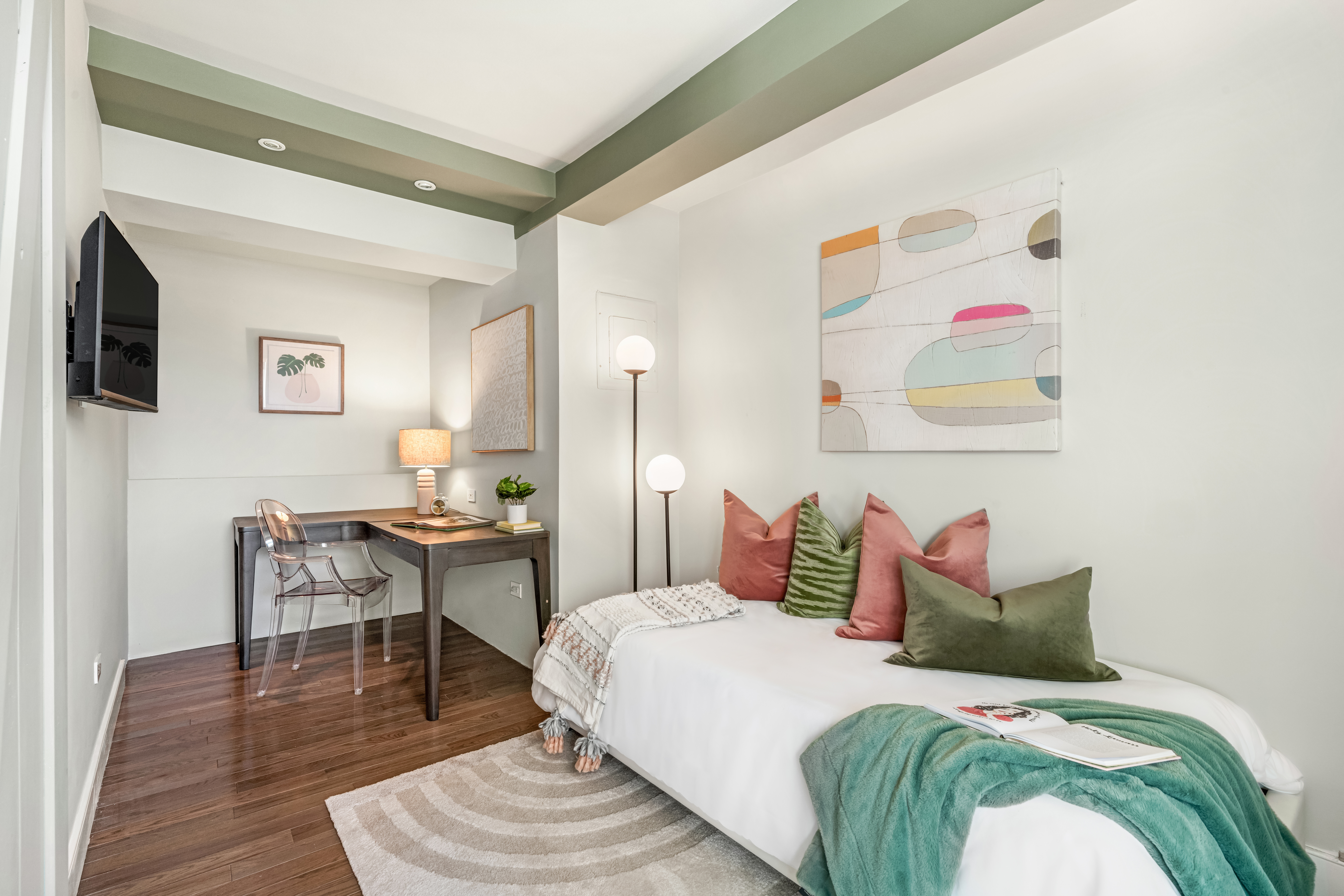 111 Hicks Street, Unit 16LM Brooklyn, NY 11201 - Photo 10 of 16 a bedroom with a bed and a table in it