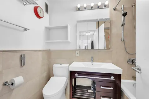 $1,290,000 | 300 East 59th Street, Unit 2601 | Sutton Place