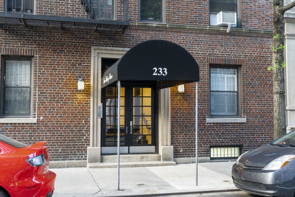233 West 21st Street, Unit 2B Manhattan, NY 10011 - Photo 7 of 9 a front view of a house