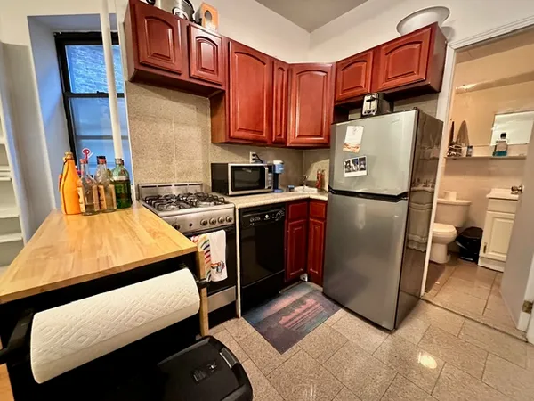 $3,050 | 349 West 45th Street, Unit 3RE | Hell's Kitchen
