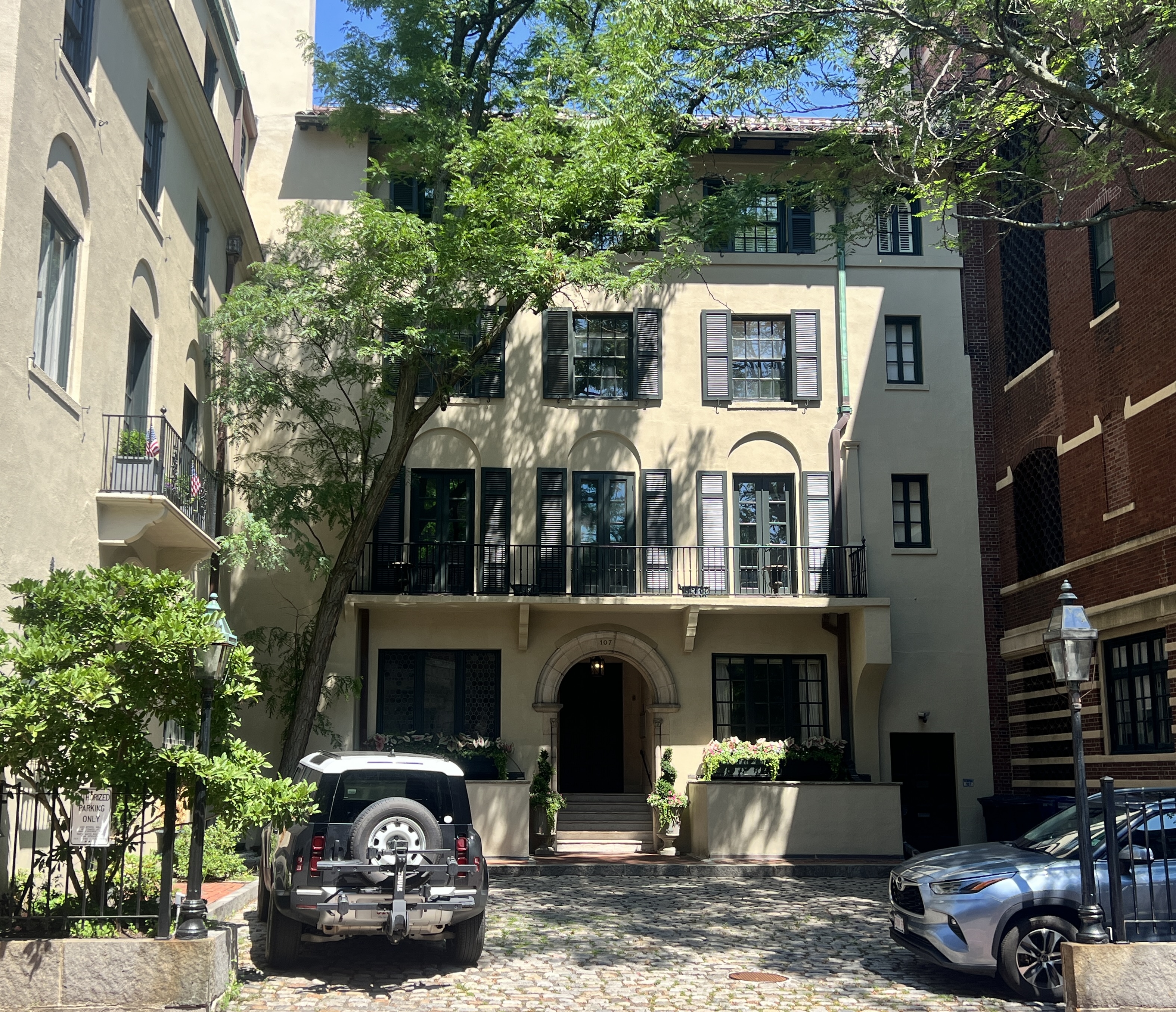 107 Chestnut Street, Unit 3 Boston, MA 02108 - Photo 3 of 8