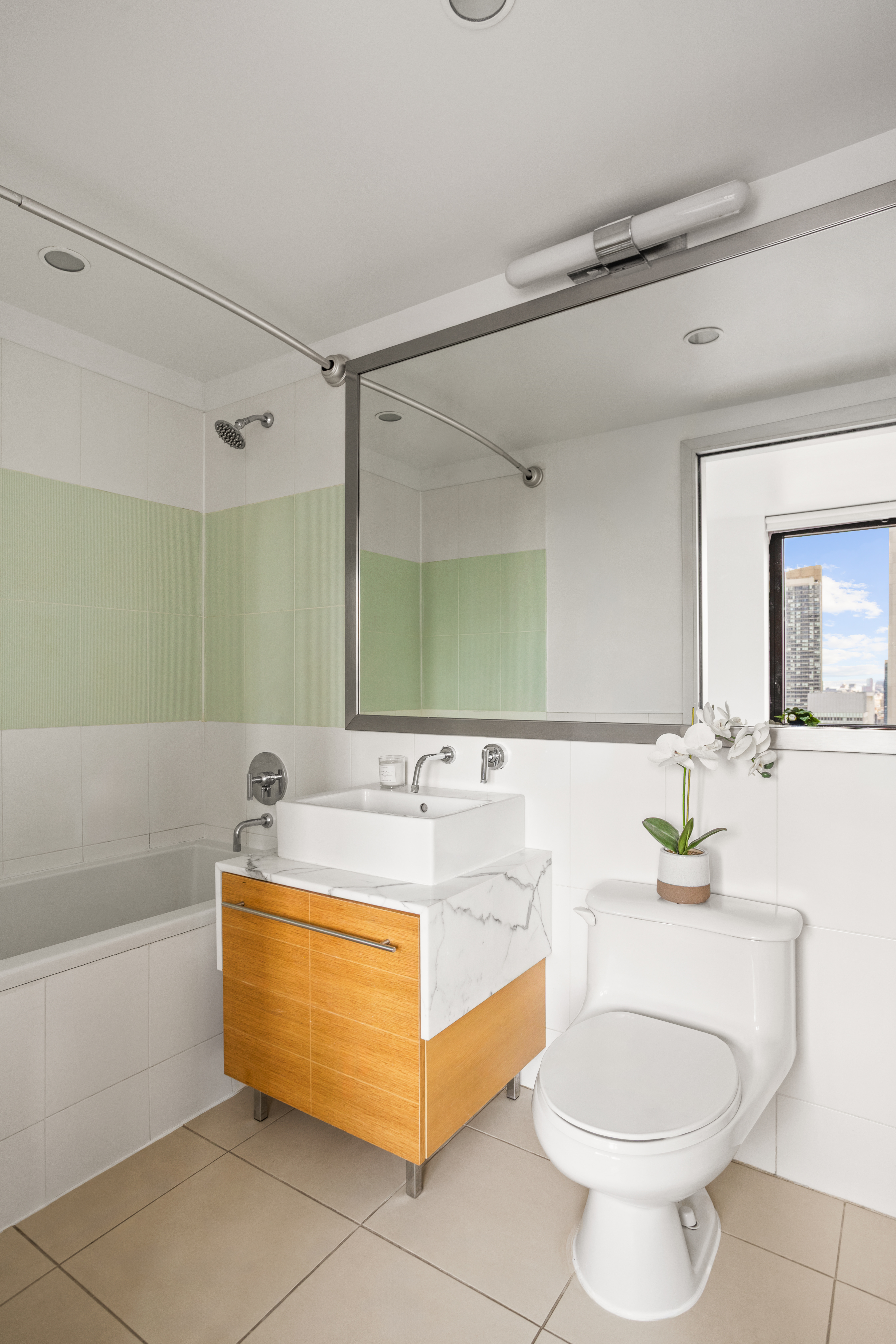 100 West 39th Street, Unit 38I Manhattan, NY 10018 - Photo 8 of 10 Gallery Image 8