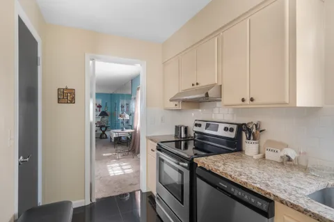 $250,000 | 2333 Indian River Boulevard, Unit 401, Vero Beach, FL 32960