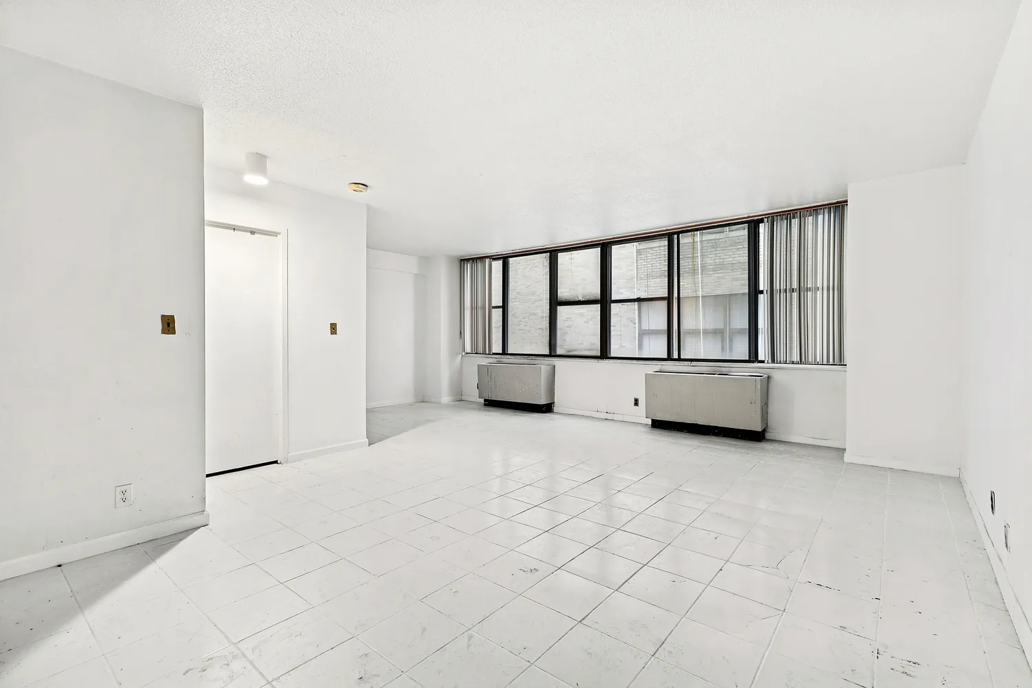 $485,000 | 301 East 45th Street, Unit 8A | Midtown East