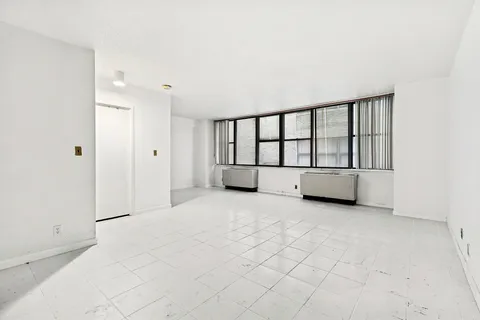 $485,000 | 301 East 45th Street, Unit 8A | Midtown East