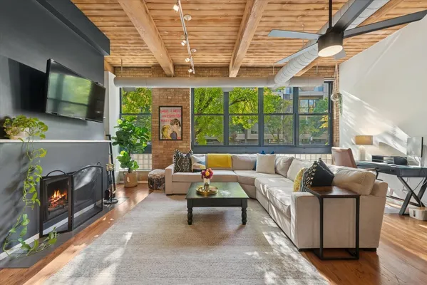 $395,000 | 2804 North Lakewood Avenue, Unit 103, Chicago, IL 60657