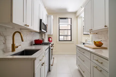 $1,675,000 | 203 West 90th Street, Unit 2D | Upper West Side