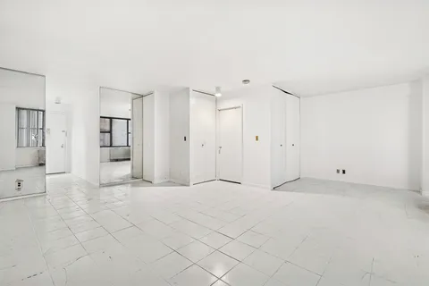 $485,000 | 301 East 45th Street, Unit 8A | Midtown East