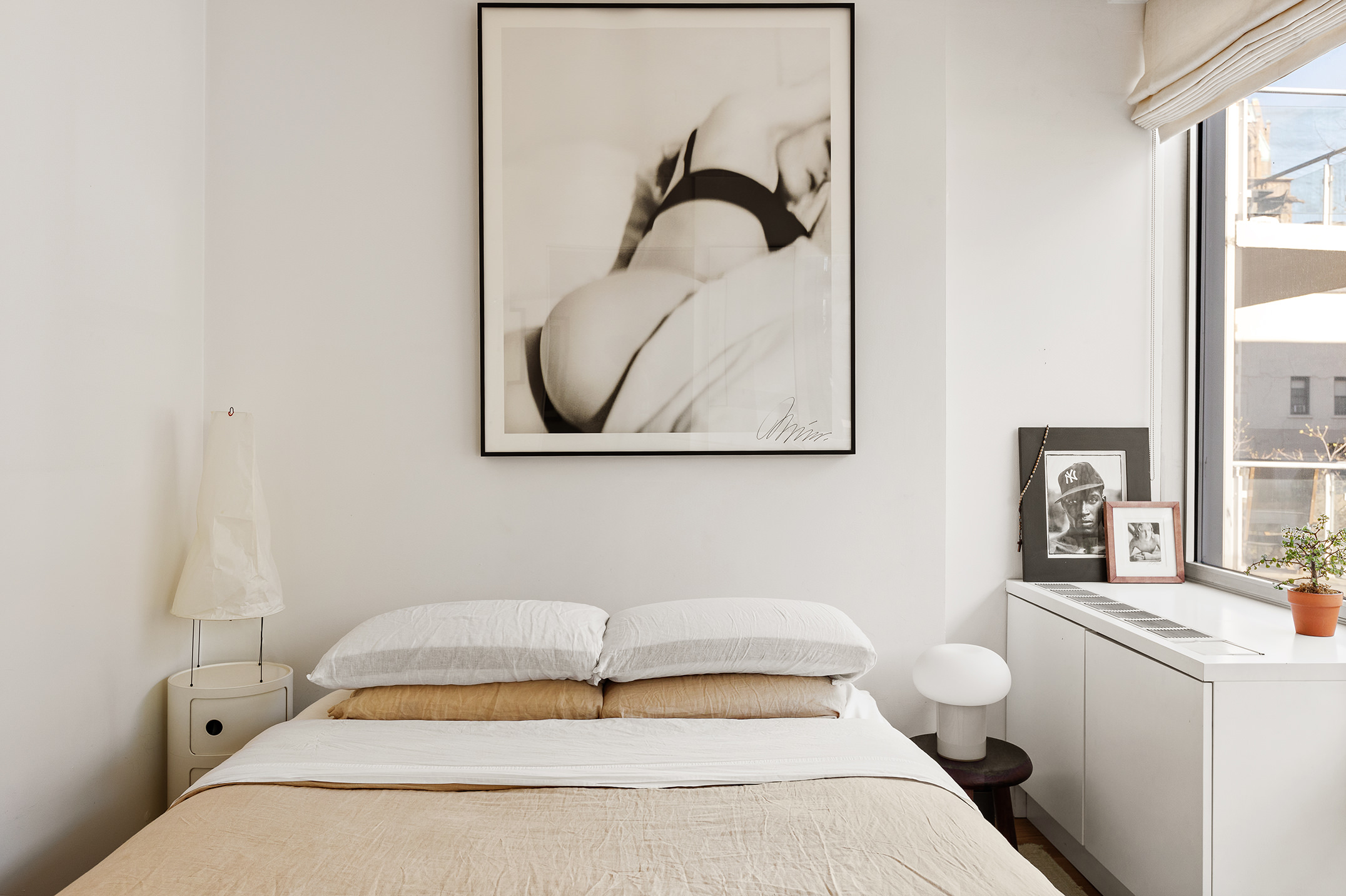 425 East 13th Street, Unit 3F Manhattan, NY 10009 - Photo 5 of 16 a bedroom with a bed and a painting on the wall