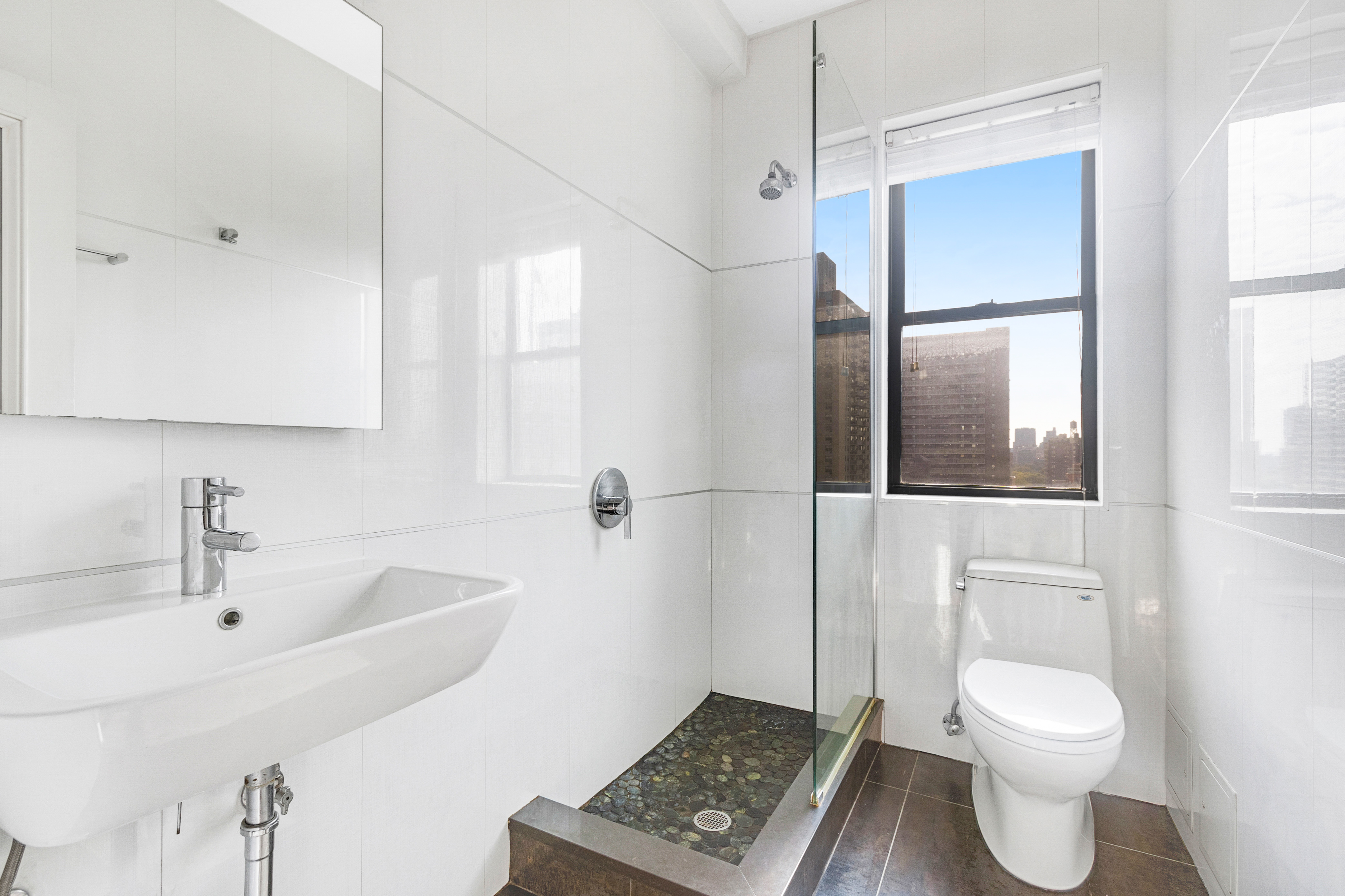 175 West 93rd Street, Unit 17I Manhattan, NY 10025 - Photo 6 of 18 a bathroom with a toilet a sink and a bathtub