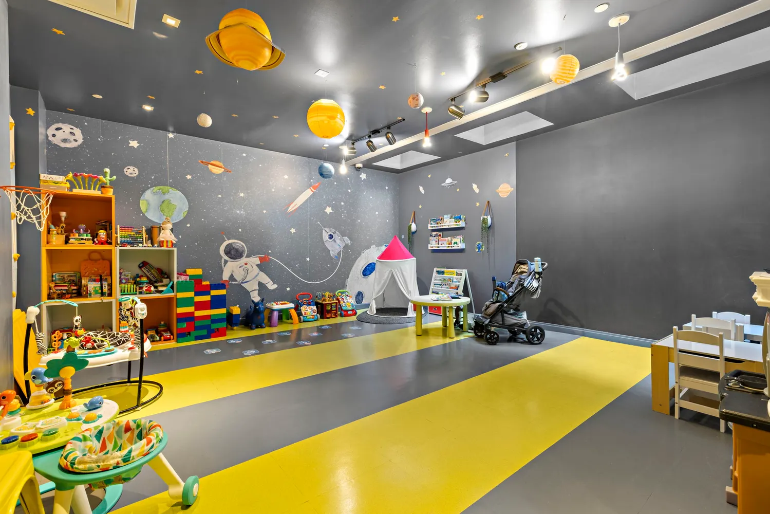 $700,000 | 160 1st Street, Unit 810, Jersey City, NJ 07302