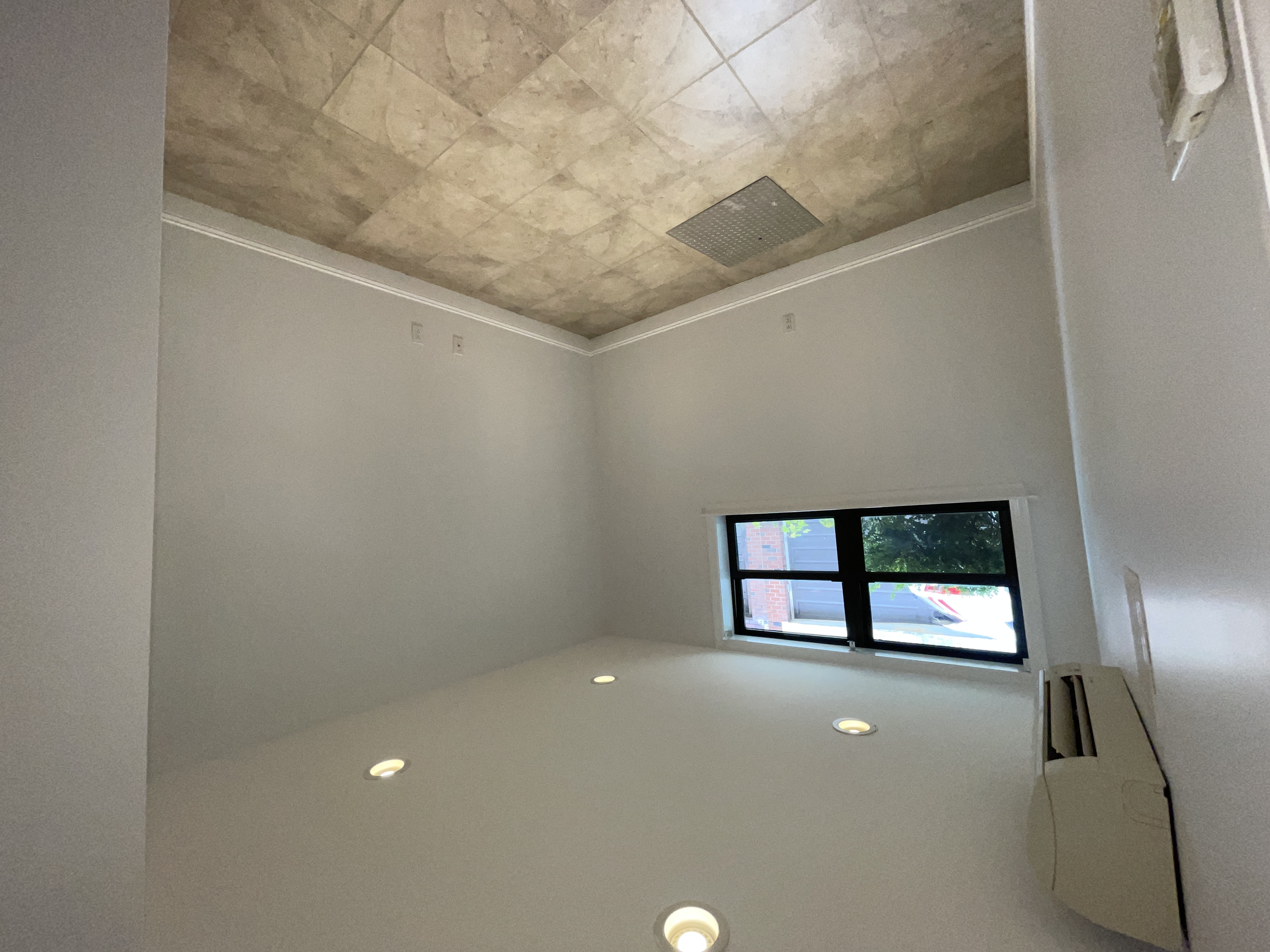 19-14 Astoria Park South, Unit 1B Queens, NY 11102 - Photo 9 of 11 an empty room with windows