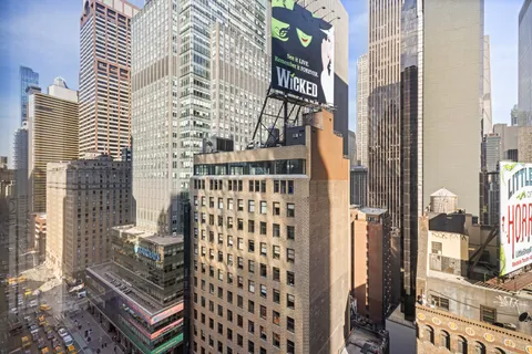 $725,000 | 1600 Broadway, Unit 19F | Midtown Central