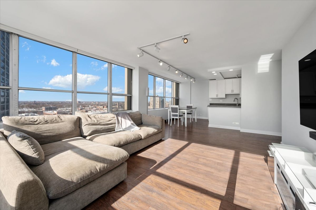 655 West Irving Park Road, Unit 1717 Chicago, IL 60613 - Photo 7 of 34