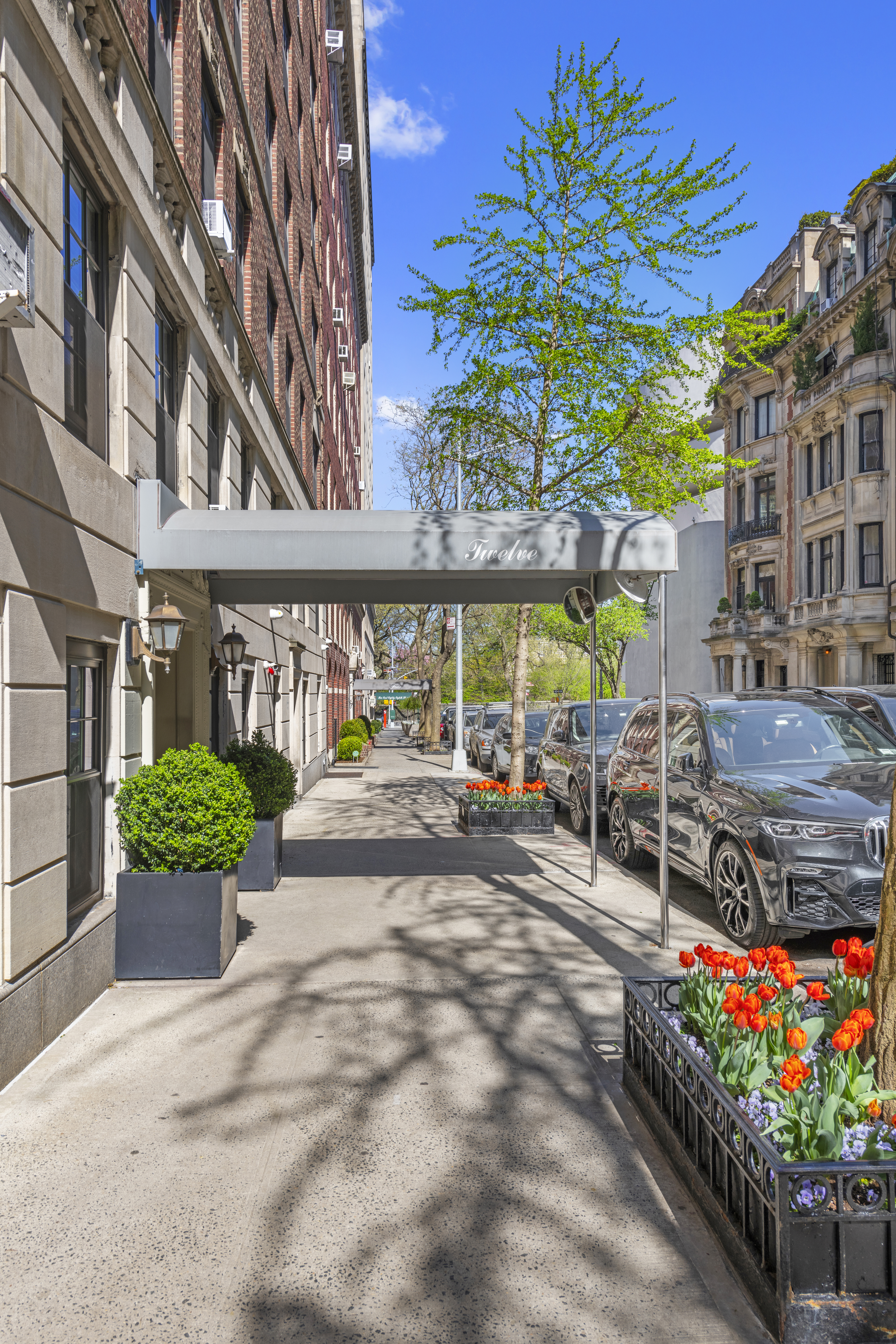 12 East 88th Street, Unit PH11/12B Manhattan, NY 10128 - Photo 20 of 22 a view of a building with sitting area
