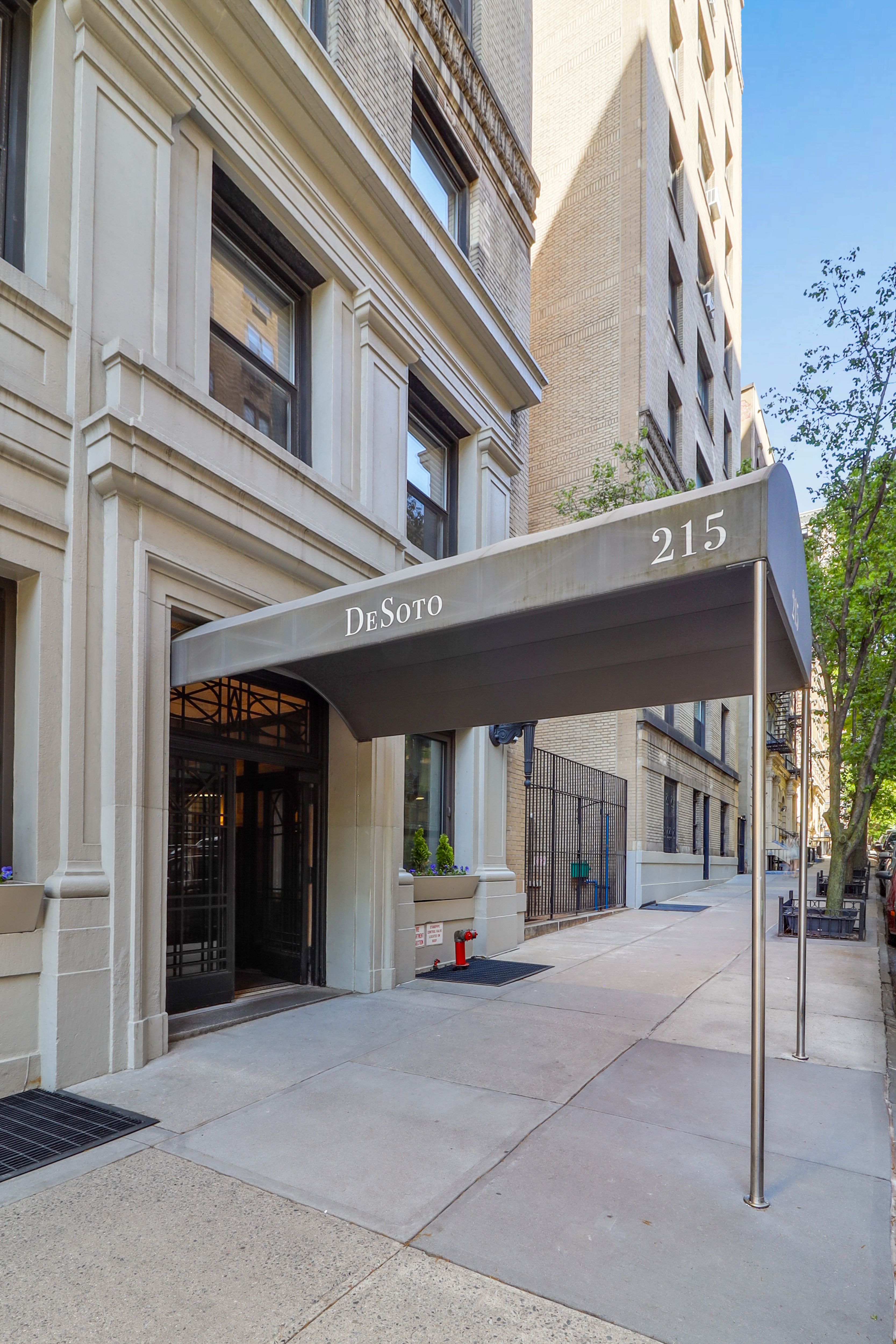 215 West 91st Street, Unit 77 Manhattan, NY 10024 - Photo 15 of 17 front view of a building