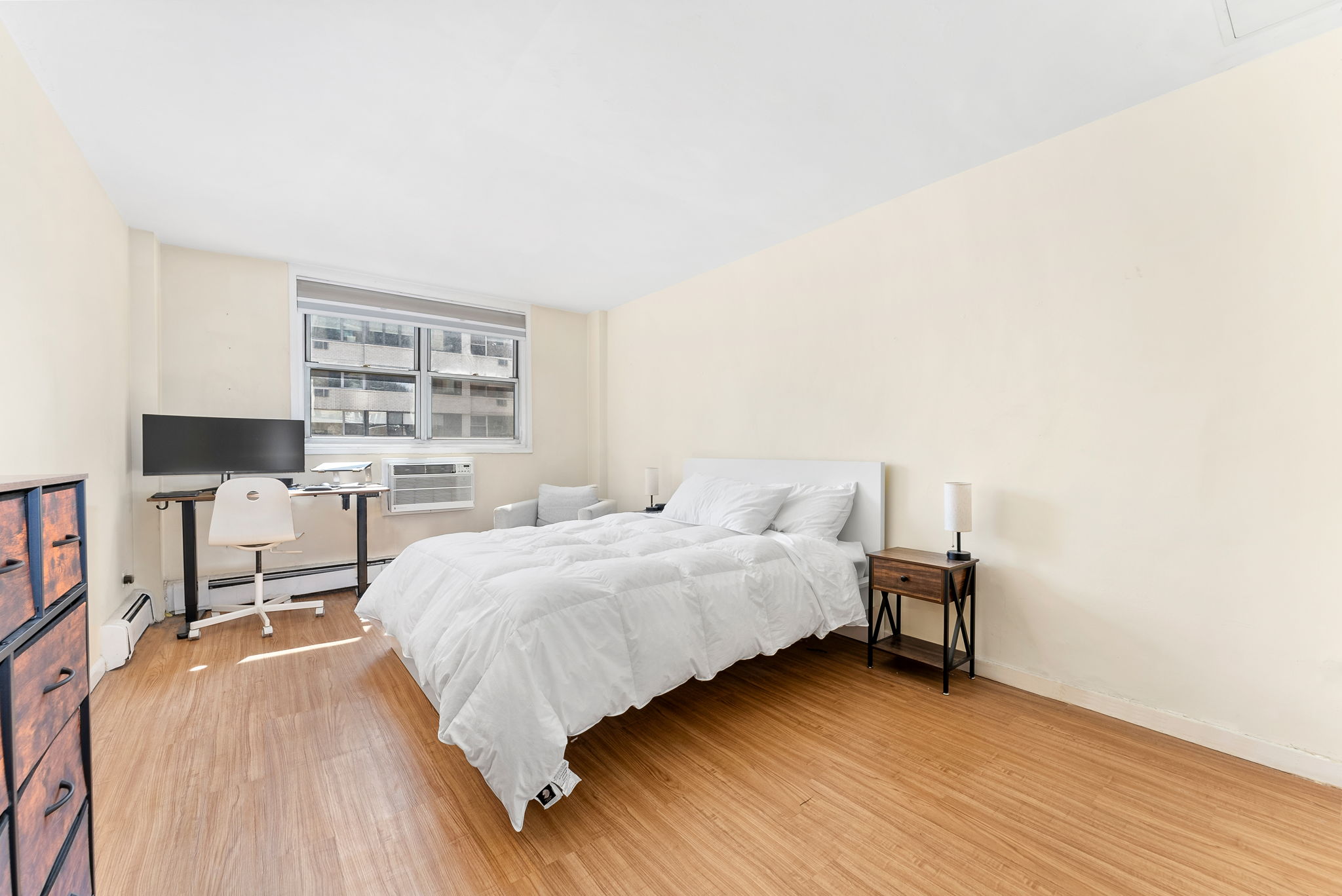 40 Sutton Place, Unit 9J Manhattan, NY 10022 - Photo 3 of 8 a bed room with a bed and a chair