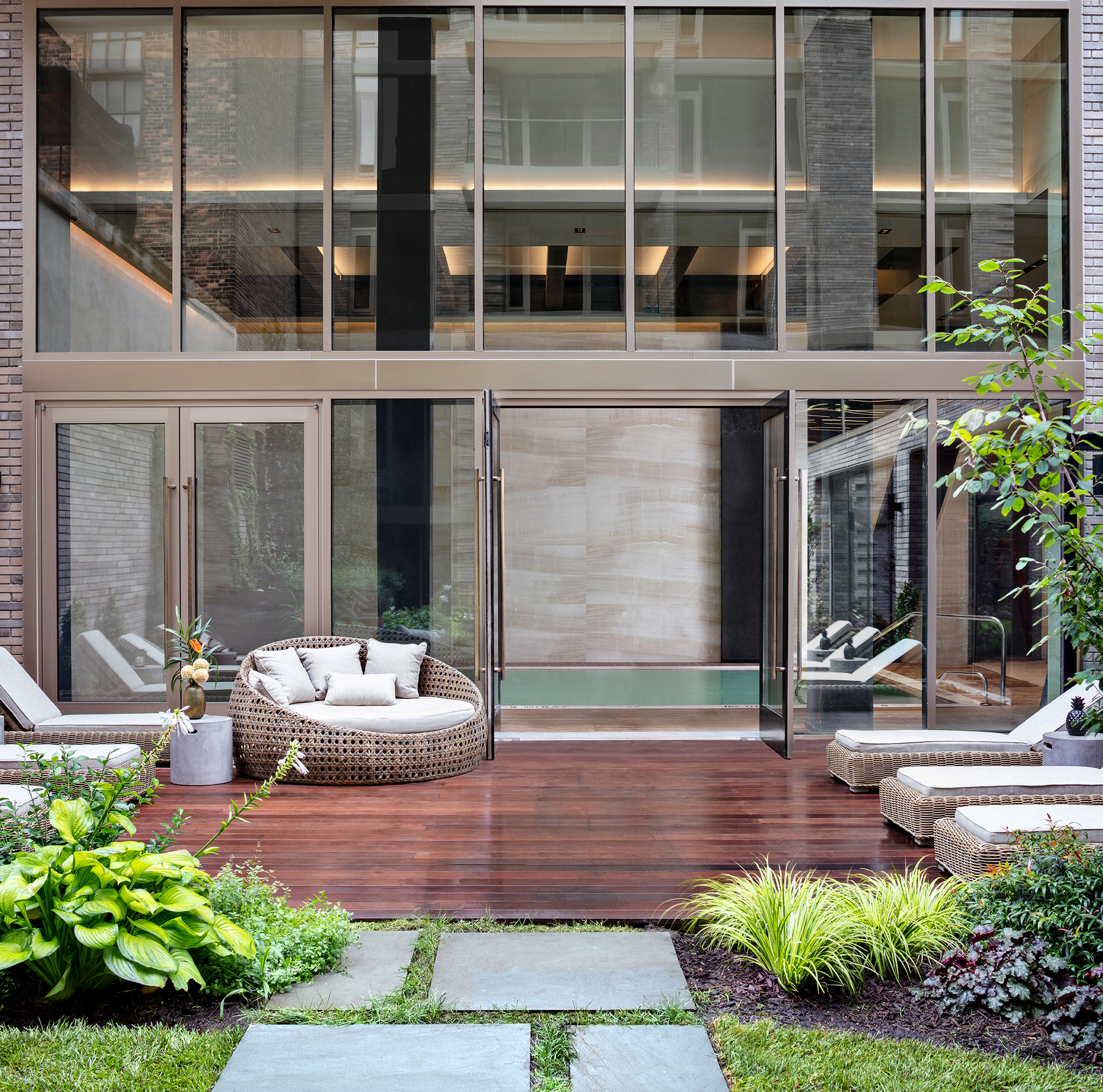 505-513 West 43rd Street, Unit 6K Manhattan, NY 10036 - Photo 8 of 16 a house view with a garden space