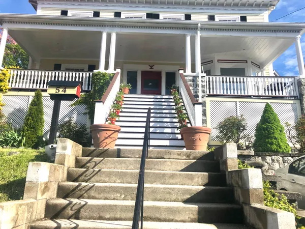 a view of entryway and balcony