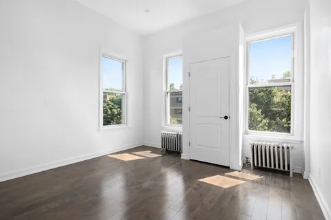 $4,300 | 151 Leonard Street, Unit 4 | Williamsburg